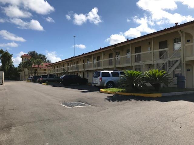 Days Inn By Wyndham Jacksonville Baymeadows Buitenkant foto